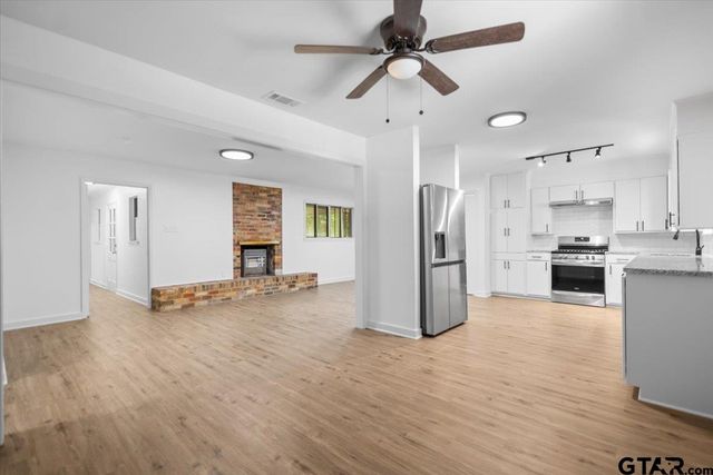 601 Ravenwood Drive, Athens, TX 75751