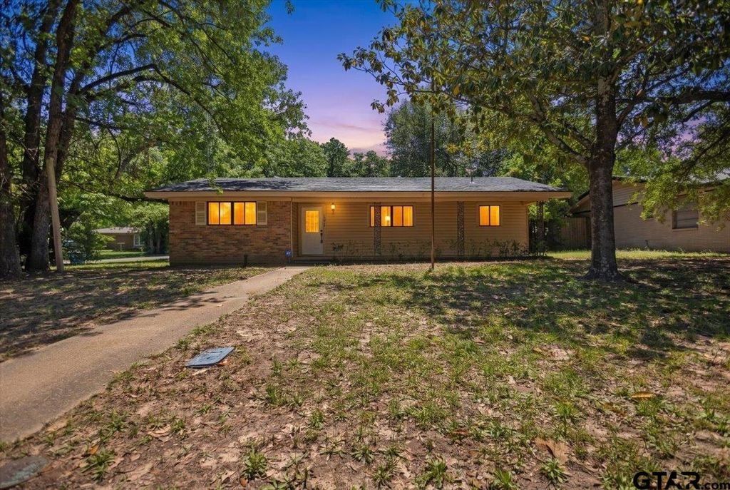 601 Ravenwood Drive, Athens, TX 75751