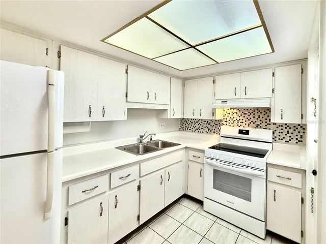 6105 CORAL WAY, Bradenton, FL 34207