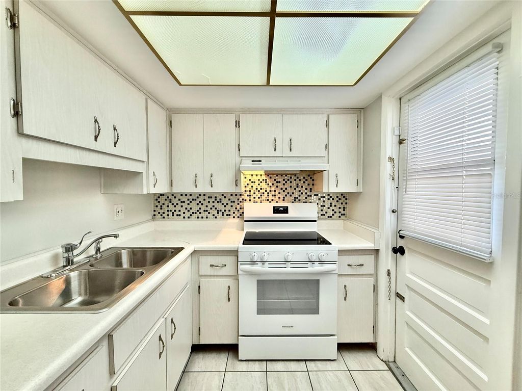 Image 2 of property listing at 6105 CORAL WAY, Bradenton, FL 34207