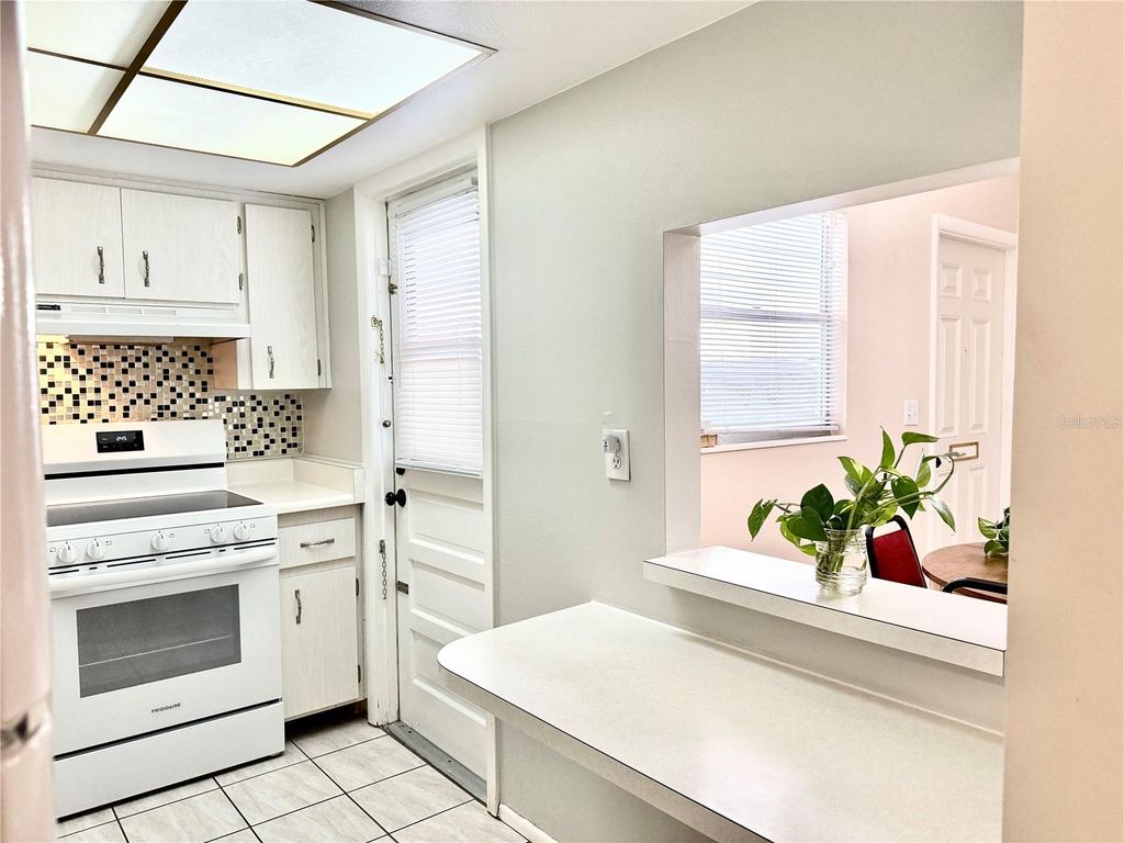 Image 11 of property listing at 6105 CORAL WAY, Bradenton, FL 34207