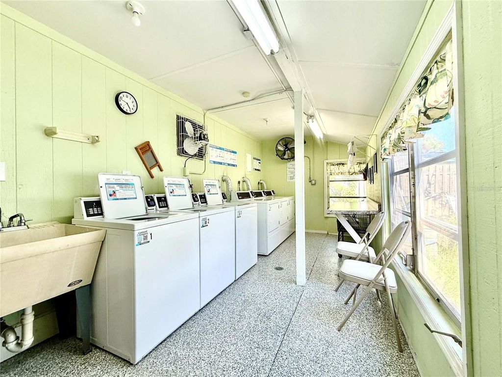 Image 20 of property listing at 6105 CORAL WAY, Bradenton, FL 34207