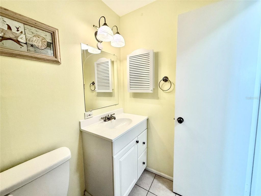 Image 5 of property listing at 6105 CORAL WAY, Bradenton, FL 34207