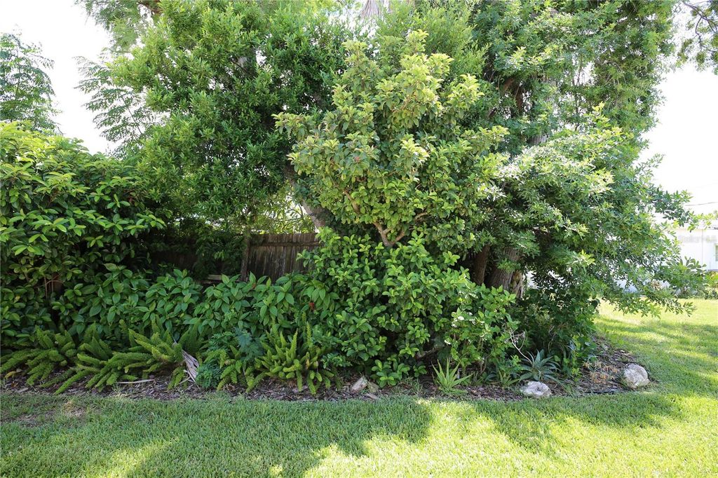 Image 6 of property listing at 6105 CORAL WAY, Bradenton, FL 34207