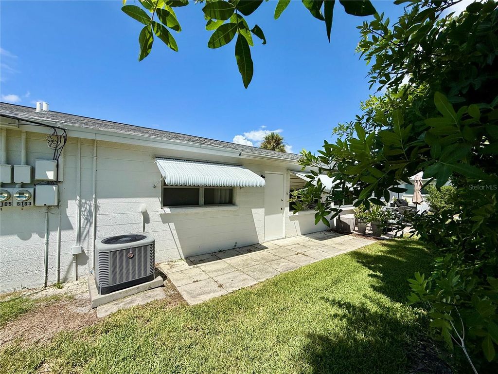 Image 7 of property listing at 6105 CORAL WAY, Bradenton, FL 34207