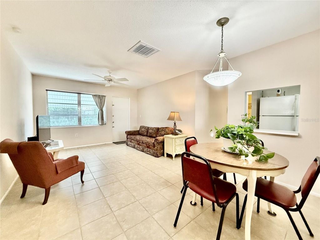Image 8 of property listing at 6105 CORAL WAY, Bradenton, FL 34207