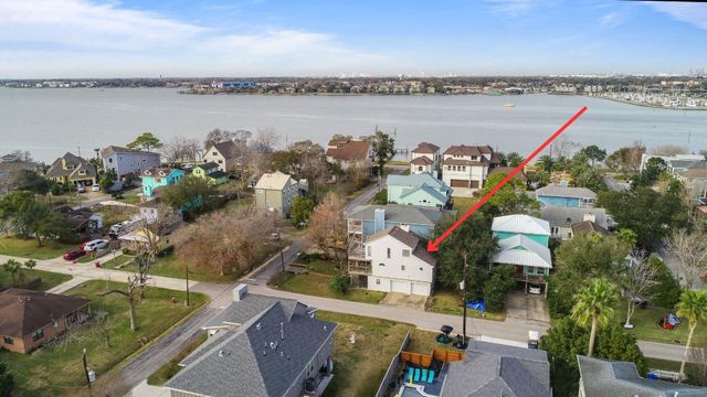 131 Oak Road, Clear Lake Shores, TX 77565