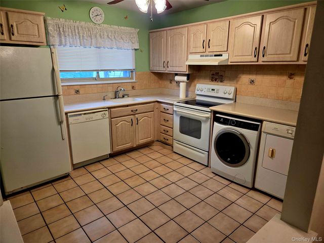 650 Newbridge Road 36, East Meadow, NY 11554