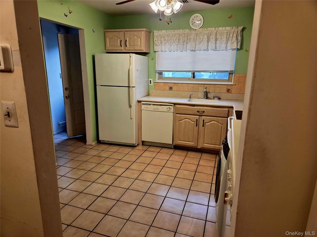 650 Newbridge Road 36, East Meadow, NY 11554