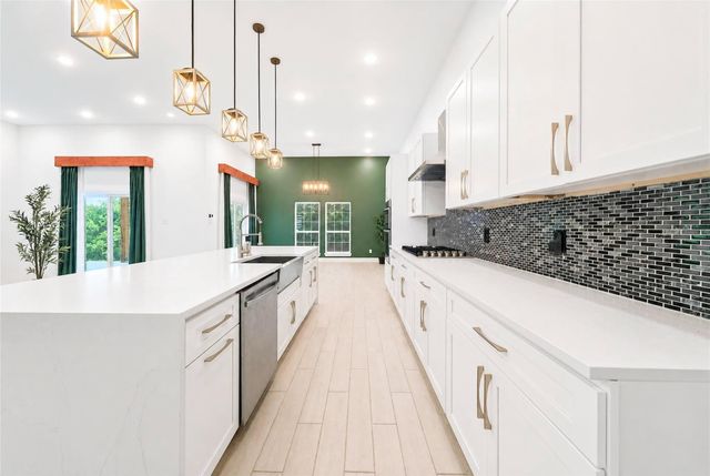 4013 Legend Trail, Granbury, TX 76049