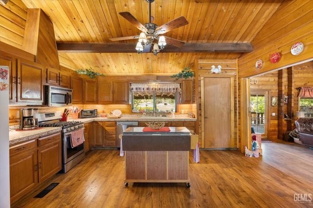 29980 Pinedale Drive, Tehachapi, CA 93561