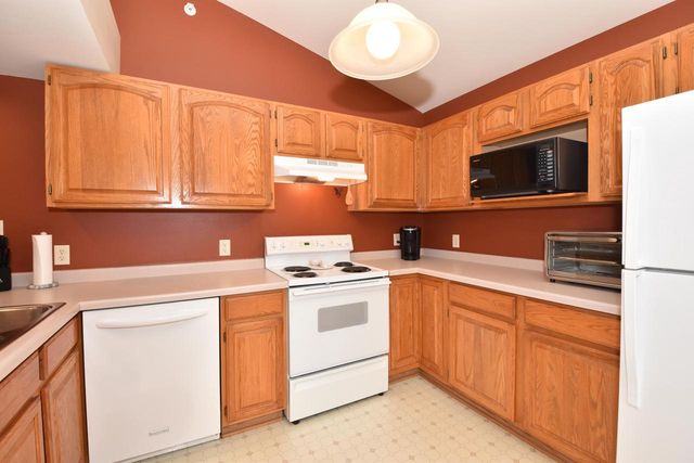 4950 W Maple Leaf CIRCLE, Greenfield, WI 53220