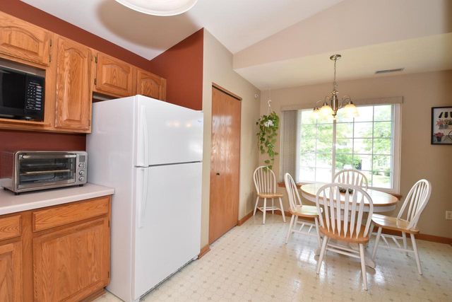 4950 W Maple Leaf CIRCLE, Greenfield, WI 53220