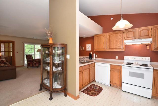 4950 W Maple Leaf CIRCLE, Greenfield, WI 53220