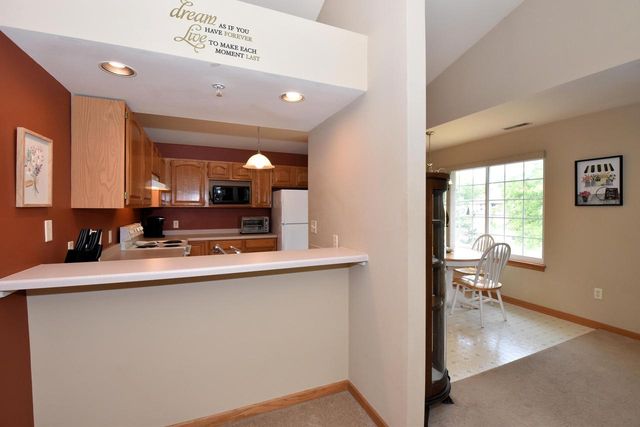 4950 W Maple Leaf CIRCLE, Greenfield, WI 53220