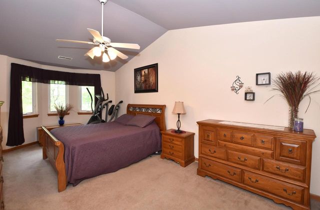 4950 W Maple Leaf CIRCLE, Greenfield, WI 53220