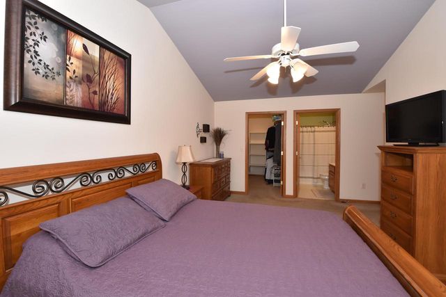 4950 W Maple Leaf CIRCLE, Greenfield, WI 53220