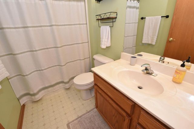 4950 W Maple Leaf CIRCLE, Greenfield, WI 53220