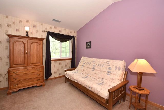 4950 W Maple Leaf CIRCLE, Greenfield, WI 53220