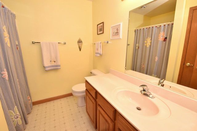 4950 W Maple Leaf CIRCLE, Greenfield, WI 53220