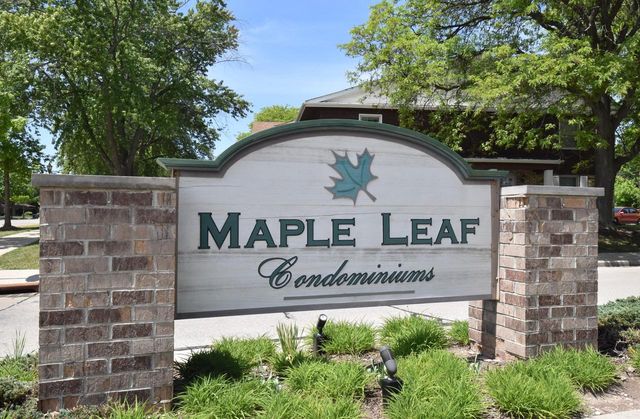 4950 W Maple Leaf CIRCLE, Greenfield, WI 53220