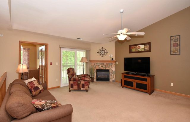 4950 W Maple Leaf CIRCLE, Greenfield, WI 53220