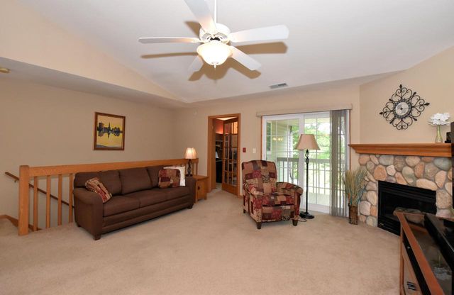 4950 W Maple Leaf CIRCLE, Greenfield, WI 53220