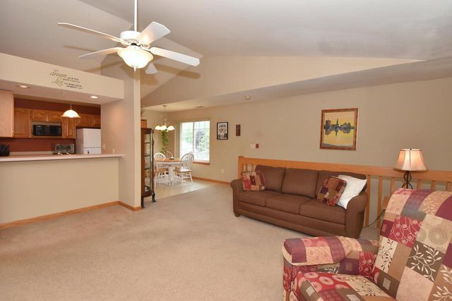 4950 W Maple Leaf CIRCLE, Greenfield, WI 53220