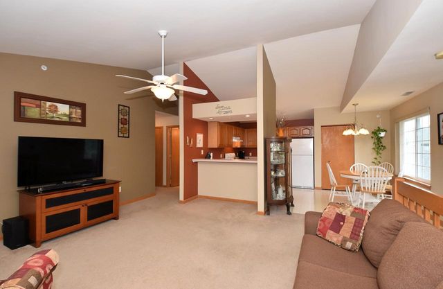 4950 W Maple Leaf CIRCLE, Greenfield, WI 53220