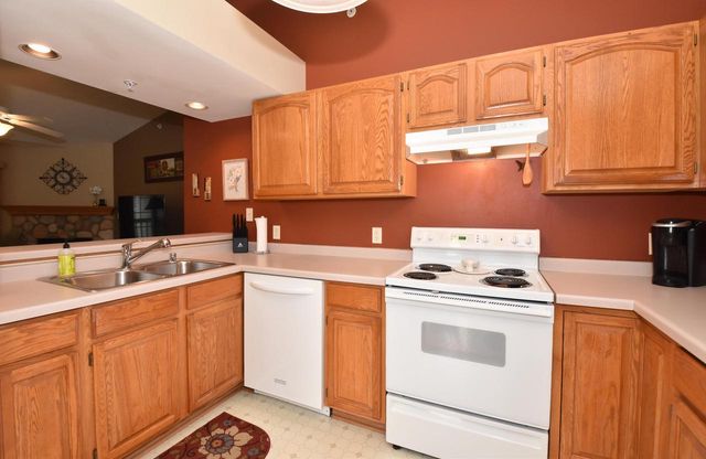 4950 W Maple Leaf CIRCLE, Greenfield, WI 53220