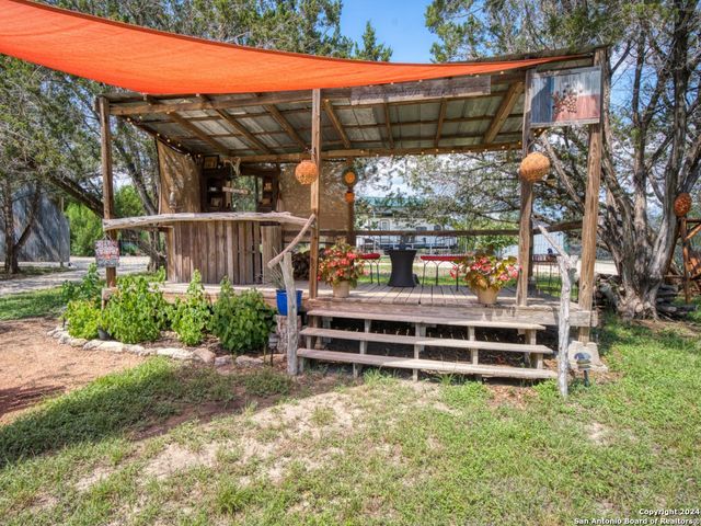 260 Misty Ln, Bandera, TX 78003