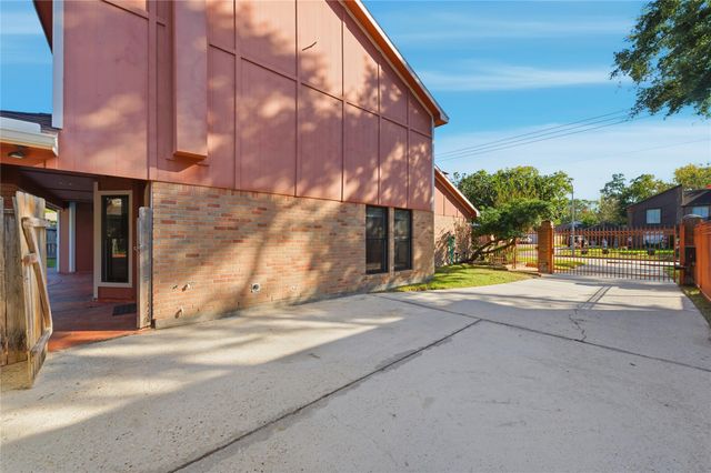 15719 Brookvilla Drive, Houston, TX 77059