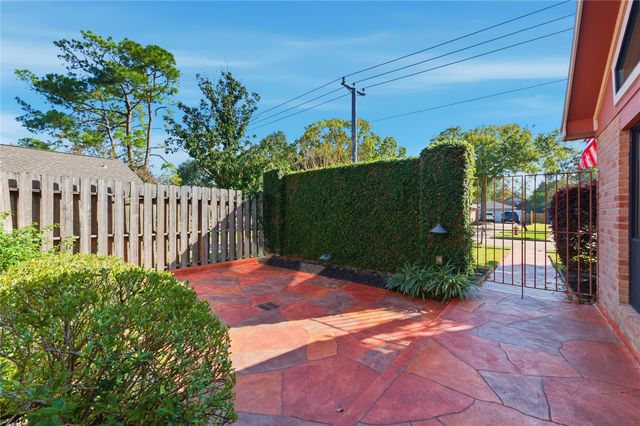 15719 Brookvilla Drive, Houston, TX 77059