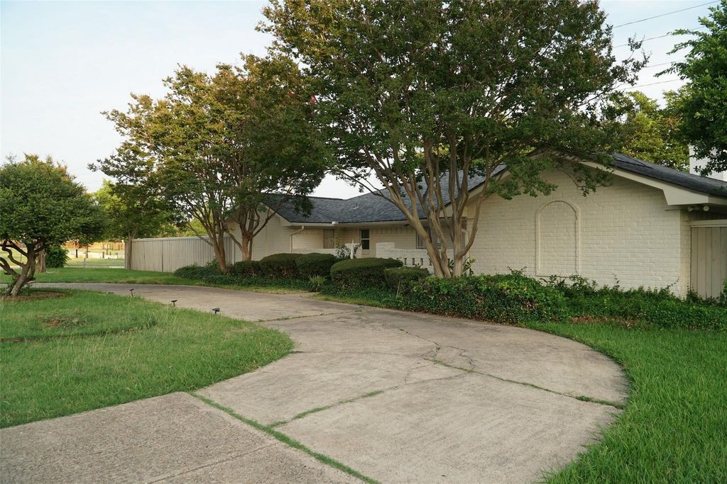 10207 Carry Back Circle, Dallas, TX 75229