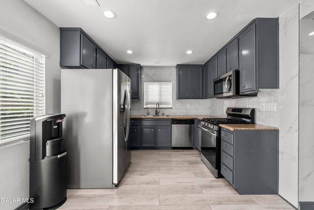 9427 Lemona Avenue 15, North Hills, CA 91343