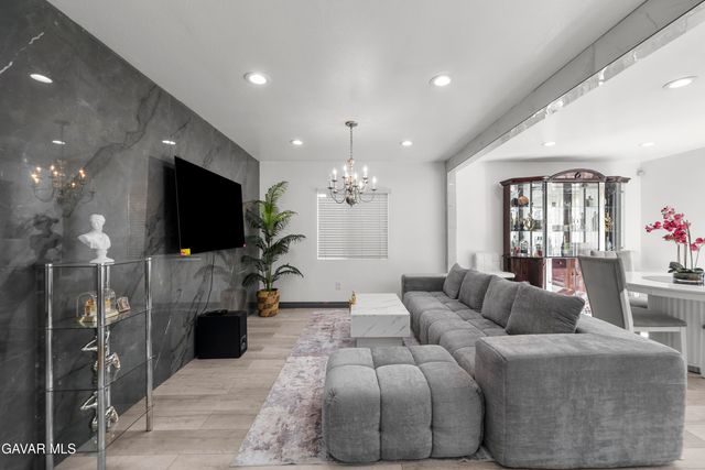 9427 Lemona Avenue 15, North Hills, CA 91343