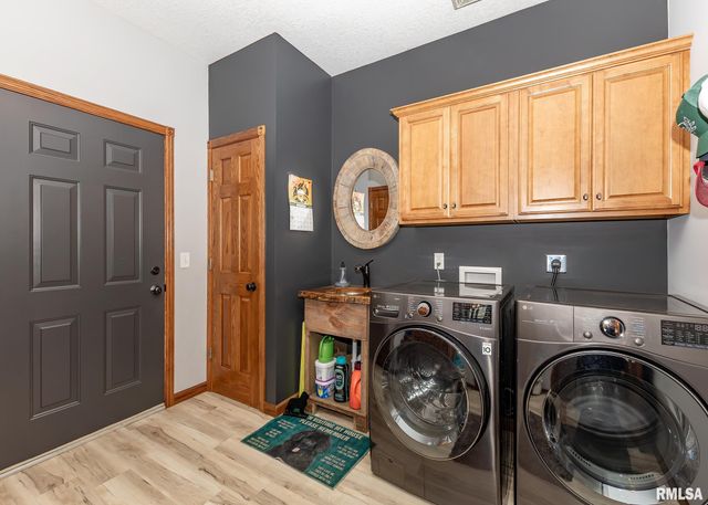 28055 238TH Street, Le Claire, IA 52753