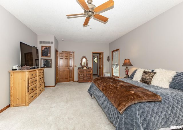 28055 238TH Street, Le Claire, IA 52753