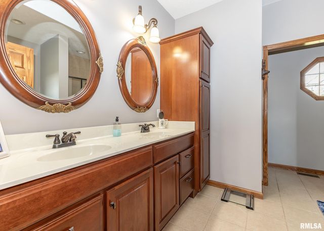 28055 238TH Street, Le Claire, IA 52753