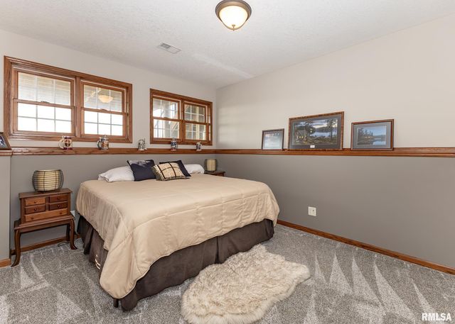 28055 238TH Street, Le Claire, IA 52753