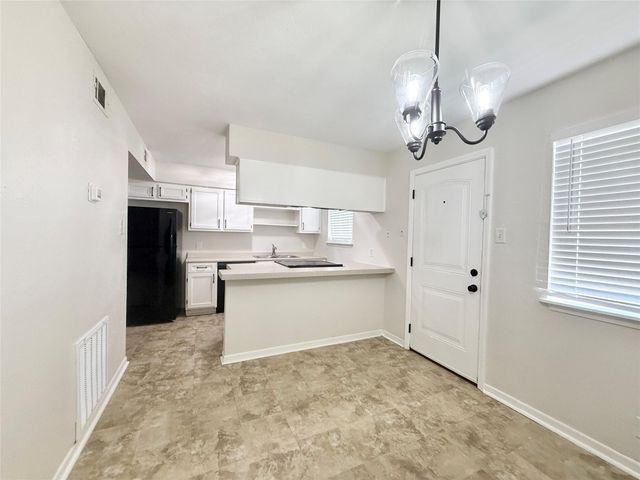 941 S Walker Street, Angleton, TX 77515