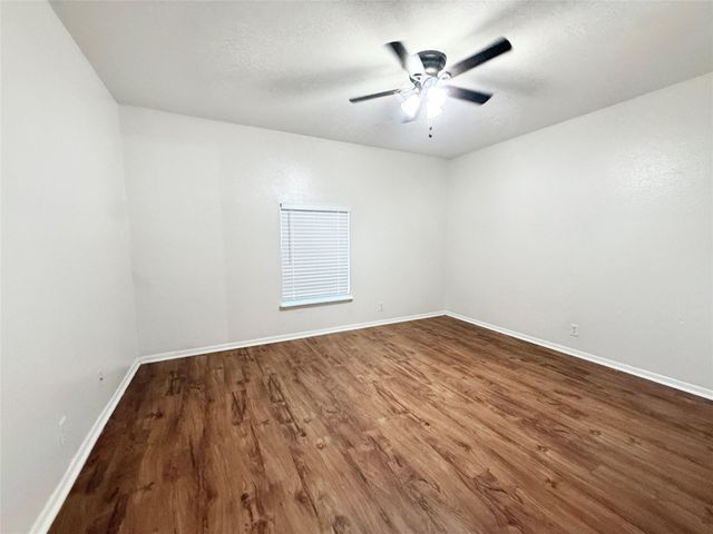 941 S Walker Street, Angleton, TX 77515