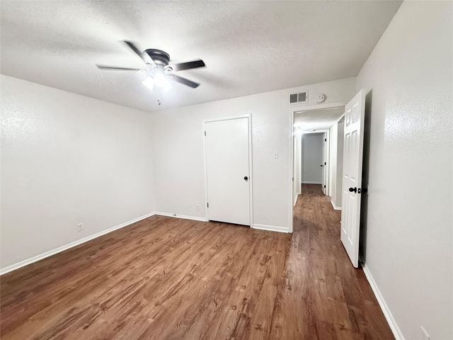 941 S Walker Street, Angleton, TX 77515