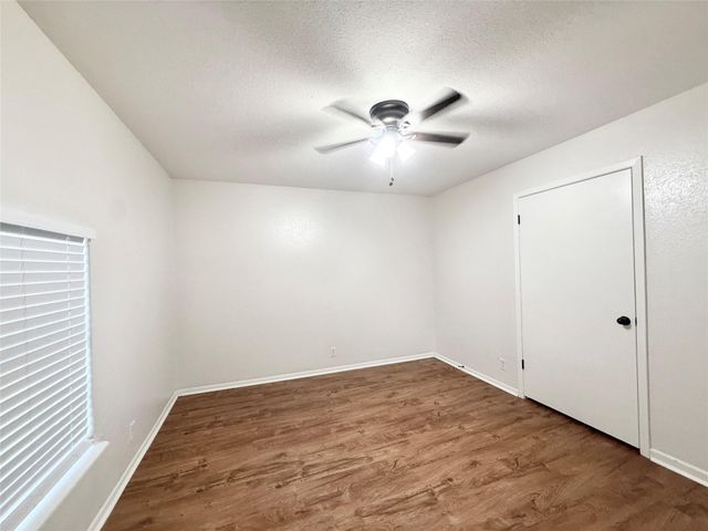 941 S Walker Street, Angleton, TX 77515