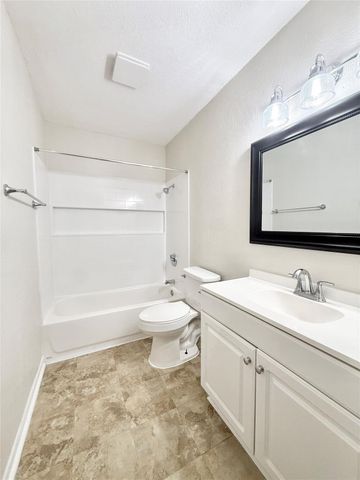 941 S Walker Street, Angleton, TX 77515