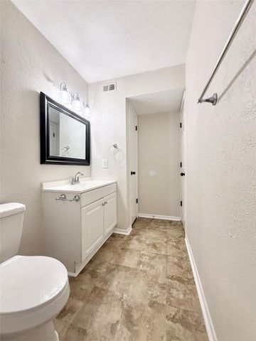 941 S Walker Street, Angleton, TX 77515