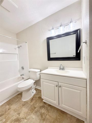 941 S Walker Street, Angleton, TX 77515