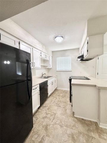 941 S Walker Street, Angleton, TX 77515