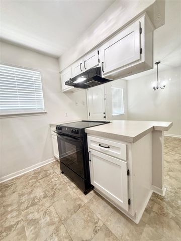 941 S Walker Street, Angleton, TX 77515