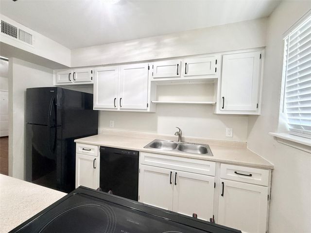 941 S Walker Street, Angleton, TX 77515